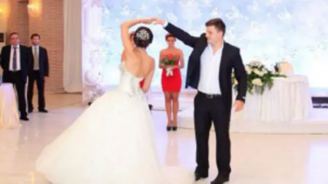 أيدون يرقص مع أخته العروس