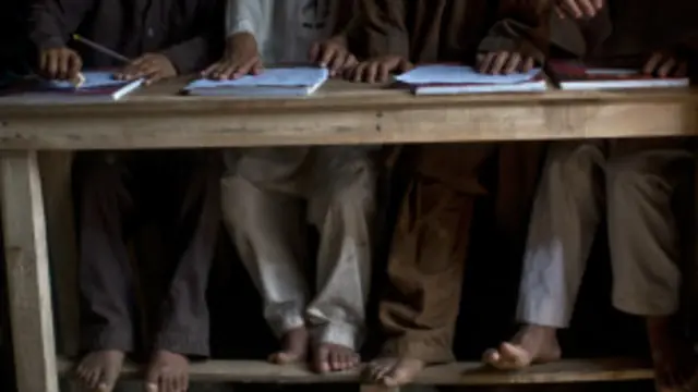 کله چې د ۲۰ تنو زده کوونکو ټولګی د ۵۰ تنو زده کوونکو لپاره او یا نور امکانات چې د ۲۰ تنو په ځای د ۵۰ تنو زده کوونکو لپاره کارول کیږي.