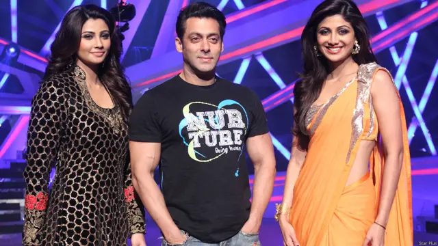 بالی وڈ کے معروف اداکار سلمان خان اپنی فلم ’جے ہو‘ کے پروموشن کے لیے رقص کرنے ریئلیٹی شو ’نچ بلیِے‘ کے سیٹ پر پہنچے۔ اس فلم کی ہیروئین ڈیزی شاہ، سلمان خان اور شو کی جج اور اداکارہ شلپا شیٹی کے ساتھ۔