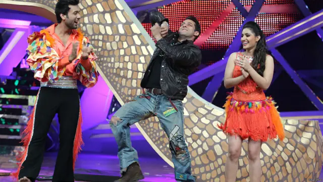 اس موقعے پر سلمان نے شو میں اپنا کمال دکھانے والے فن کاروں کے ساتھ اپنے مخصوص انداز میں ہنسی مذاق کیا۔