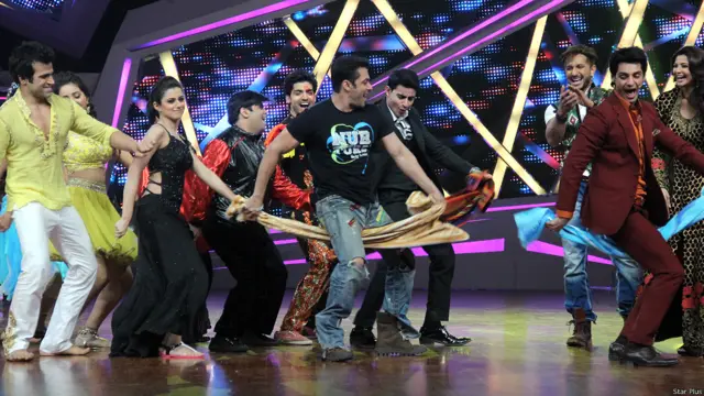 سلمان خان نے اپنی فلم کے ہٹ گیت’جوانی پھر نہ آئے‘ پر شو میں حصہ لینے والوں کے محوِ رقص۔