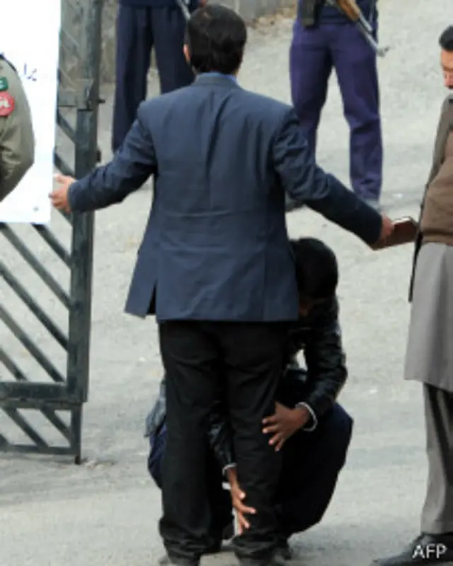 سماعت کے دوران خصوصی عدالت کے احاطے میں صحافیوں کو کوریج سے روکا گیا جس پر سکیورٹی اہلکاروں اور میڈیا ٹیم کے درمیان ہاتھا پائی بھی ہوئی