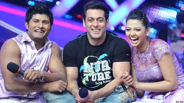 شو میں حصہ لینے والے متعدد امیدواروں میں سے ونود اور رکشا کے ساتھ سلمان خان۔