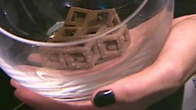 تستطيع الآلتان الطبع باستخدام الشوكولاتة أو مواد سكرية منكهة بالفانيلا، أو النعناع، أو الكرز، أو البطيخ.