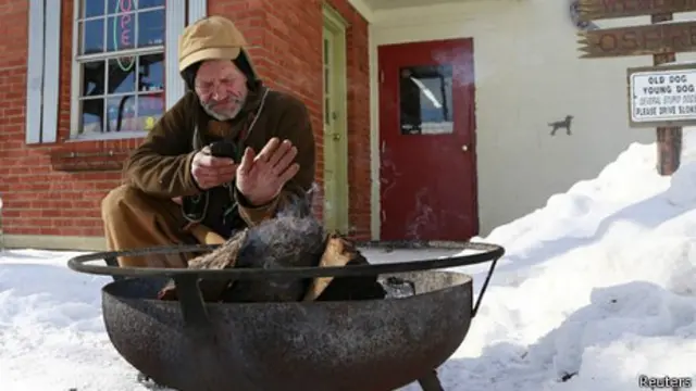 Мужчина пытается согреться