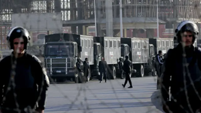 فرضت السلطات المصرية اجراءات امنية مشددة خارج المحكمة