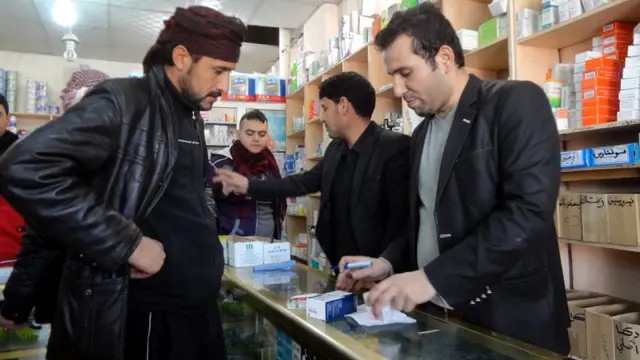 فلوجيون يقتنون الادوية التي يحتاجون اليها من احدى صيدليات المدينة في الثامن من كانون الثاني.