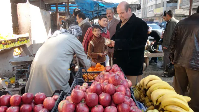 فلوجيون يشترون الفاكهة من احد البائعين في الثامن من كانون الثاني.