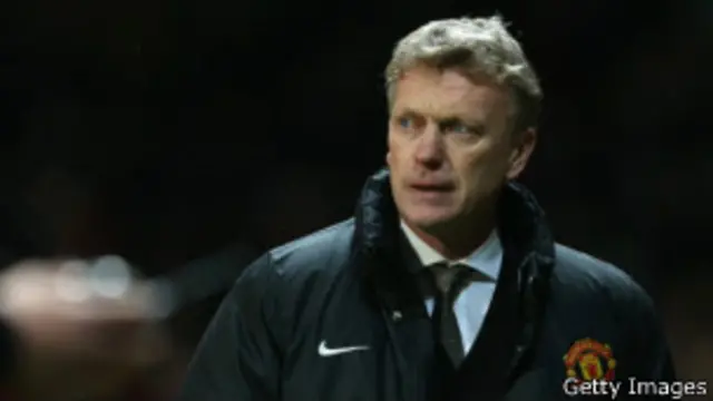 David Moyes of Manchister United looks at his players 