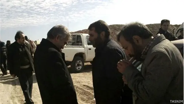 مسعود دهنمکی (نفر دوم از راست) بعد از انفجار در صحنه فیلم