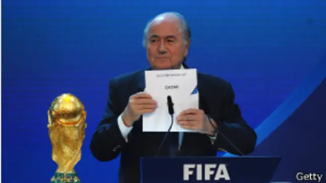 قطر 2022 کے منتظمین کا کہنا ہے کہ وہ عالمی کپ کی میزبانی کے لیے تیار ہوں گے چاہے مشاوراتی عمل کا جو بھی نتیجہ نکلے