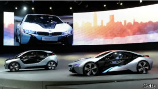 تستخدم السيارة جهاز رادار ذا 360 درجة ، وأجهزة استشعار بالموجات فوق الصوتية وكاميرات