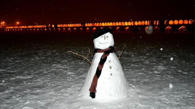 فرشید نے اپنے سنومین کی یہ تصویر اصفہان سے بھیجی ہے۔