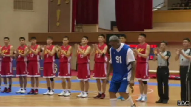 Dennis Rodman canta parabéns a Kim Jong-un | Foto: BBC