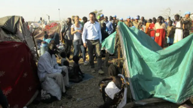 Toby Lanzer, chef des opérations humanitaires de l'ONU au Soudan du Sud, en visite dans un camp de réfugiés