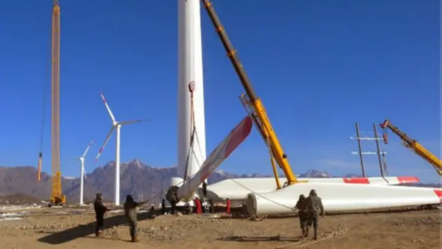Parque eólico em Xinjiang (BBC)