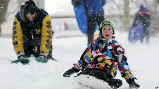 密执安州居民在冰天雪地里滑雪（08/01/2014）