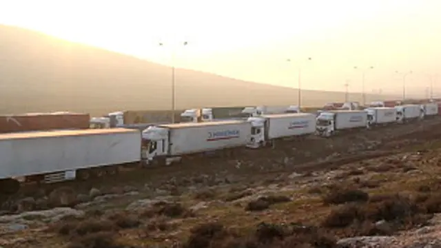 شام کی سرحد پر ترکی کے سینکڑوں ٹرک میلوں قطار میں کھڑے ہیں