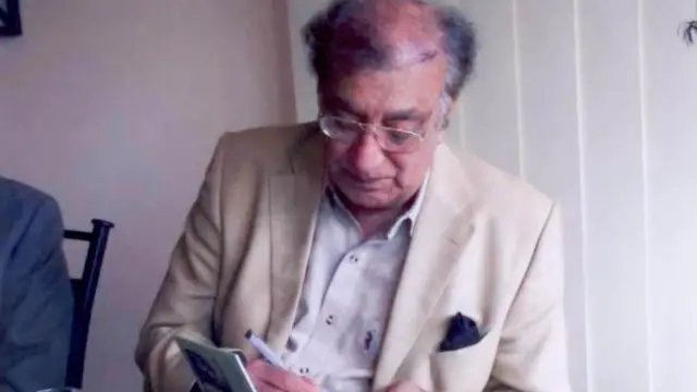 احمد فراز نے 2004 میں جنرل پرویز مشرف سے ہلاِل امتیاز وصول کیا لیکن 2006 میں بلوچستان میں مداخلت کے خلاف احتجاجاً واپس کر دیا