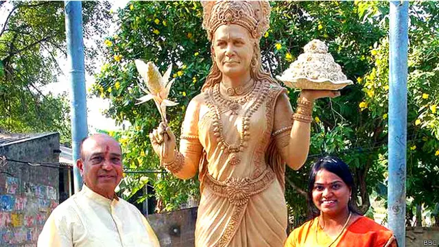 सोनिया गांधी की प्रतिमा के साथ पी शंकर राव.