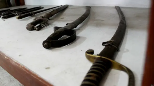 در کنار سلاح های سبک و سنگین ساخت انگلیس، ترکیه، فرانسه و روسیه، شمشیرهای قدیمی هم در موزه نگهداری می‌شوند.