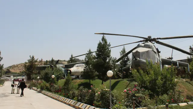 در محوطه موزه و در فضای باز هواپیماهای نظامی از جت L۳۹ چکی تا هلیکوپترهای بمب افکن روسی به نمایش گذاشته شده.