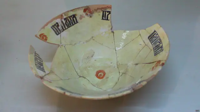 د افغانستان ملي موزیم کې د اسلامي دورې اثارو تر څنګ د ۱۲۰۰ او ۱۷۰۰ قبل میلاد دورې اثار هم موجود دي.