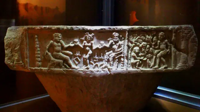 موزیم کې د کوشاني دورې پر شته لوښو د هغې دورې د ښاهي نڅا انځورونه لیدل کېږي.