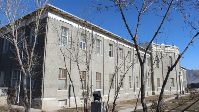 دارالامان قصر ته د غځېدلي سړک په پای کې د افغانستان ملي میوزیم موقعیت لري. د افغانستان تر ټولو لوی موزیم چې د افغانستان تاریخي اثار پکې ساتل کېږي.