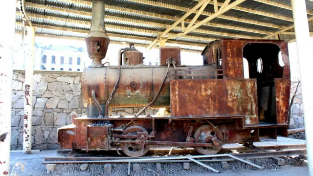 د ملي موزیم په انګړ کې هغه ریل ګاډی هم ساتل شوی، چې نژدې ۹۵ کاله مخکې د امیر امان الله خان په دوره کې له جرمني نه افغانستان ته راوړل شوی و.