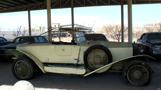 دغه پخوانی ګاډی تر اوسه د ولسمشرۍ ماڼۍ په انګړ کې ساتل کېده، اوس د ملي موزیم انګړ ته د نندارې لپاره لېږدول شوی.