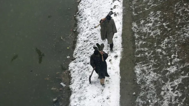 भारत प्रशासित कश्मीर में बर्फबारी