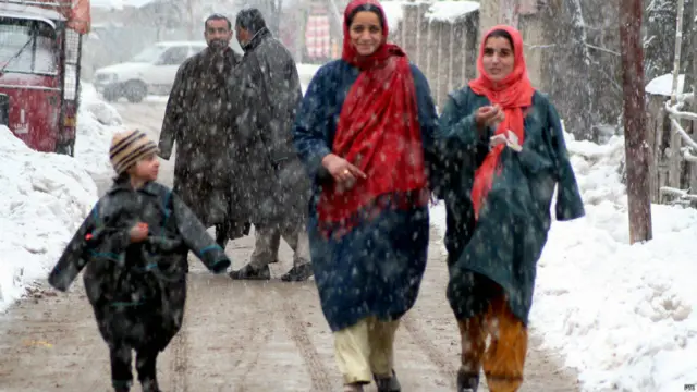 भारत प्रशासित कश्मीर में बर्फबारी