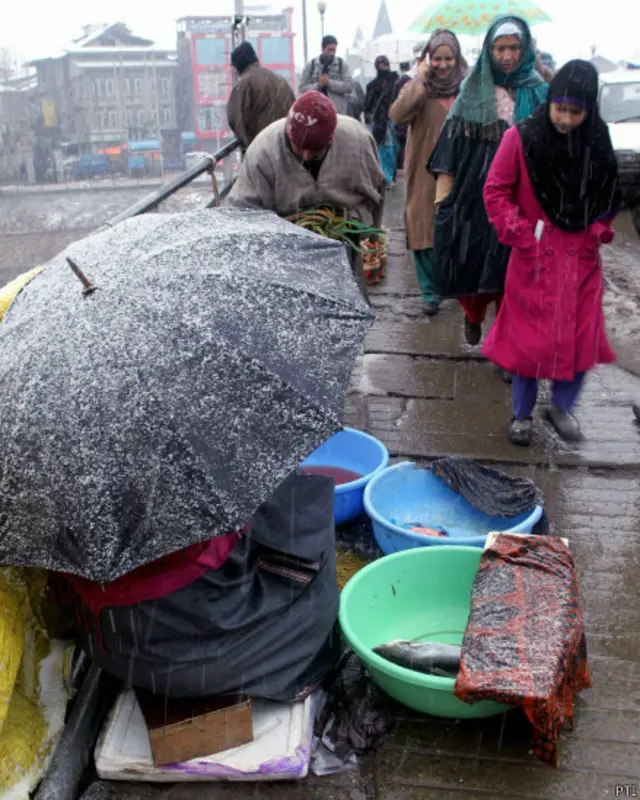 भारत प्रशासित कश्मीर में बर्फ़बारी