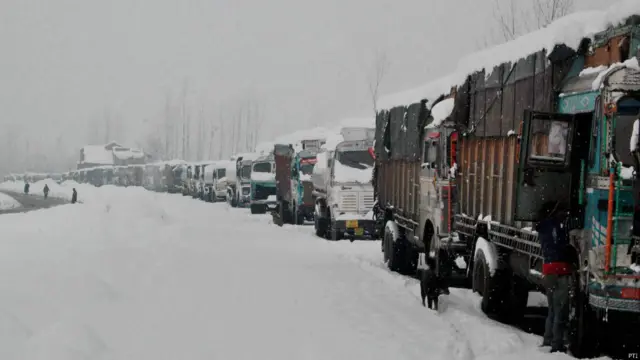 भारत प्रशासित कश्मीर में बर्फ़बारी
