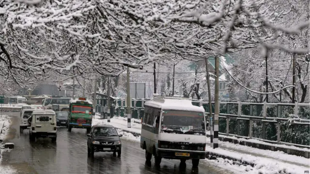 भारत प्रशासित कश्मीर में बर्फ़बारी