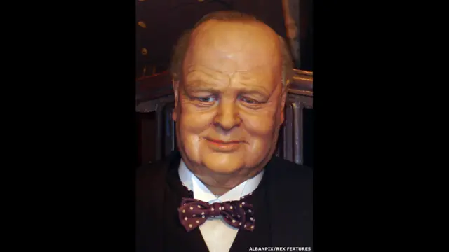 سابق برطانوی وزیراعظم سر ونسٹن چرچل کی مسکراہٹ بھی یہاں دکھائی گئی ہے۔ 