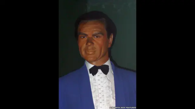 اداکار شان کونری جیمز بانڈ کے روپ میں اس عجائب گھر کی زینت بنے۔ 