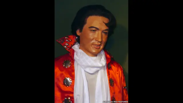 امریکی موسیقار ایلوس پریسلی کے مجسمے نے جمپ سوٹ پہن رکھا ہے۔