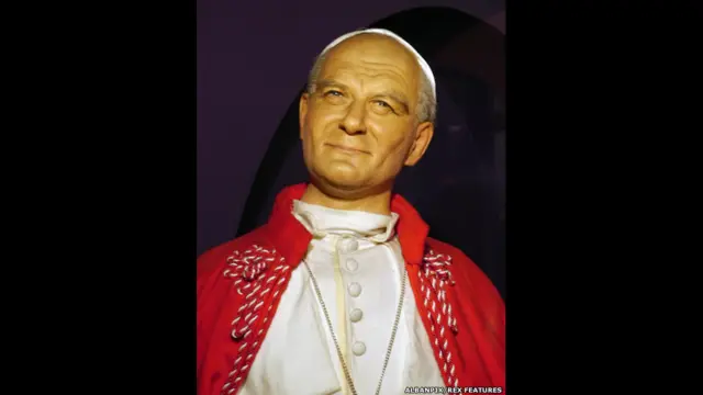 اس عجائب گھر کے مالکان جین اور پیٹر ہیز دونوں کی عمریں 80 سال سے زیادہ ہیں اور وہ 1954 سے یہ عجائب گھر چلا رہے تھے۔ عجائب گھر میں پوپ جان پال ثانی کا ایک مسجمہ بھی رکھا گیا ہے۔