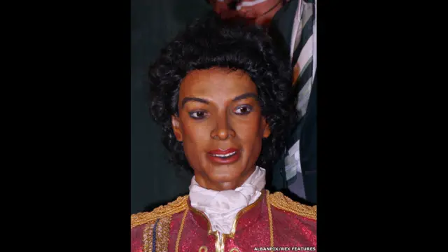 اس عجائب گھر کو اس وقت شہرت ملی جب 2008 میں اسے ذرائع ابلاغ میں دنیا بدترین مومی مجسموں والا عجائب گھر کہا گیا۔ یہ مائیکل جیکسن ہیں جو شاید حیران نظر آتے ہیں۔ 