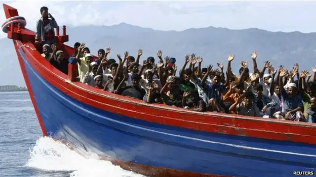 رسانههای استرالیا خبر داده اند که دولت این کشور قصد دارد ۱۶ قایق نجات به منظور انتقال پناهجویان به اندونزی خریداری کند