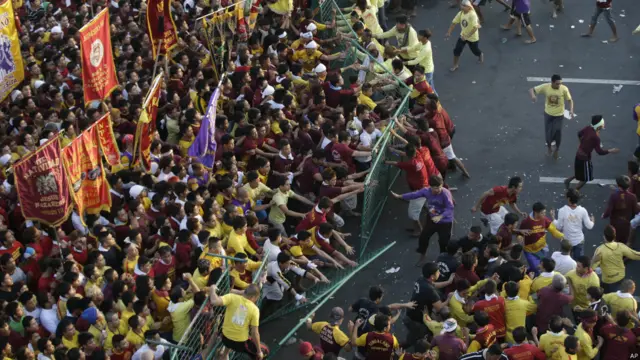 Massa merubuhkan barikade besi