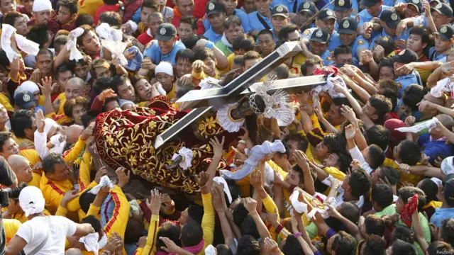 Patung Black Nazarene diantara umat