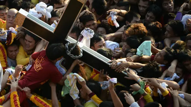 Ciuman untuk patung Yesus Kristus