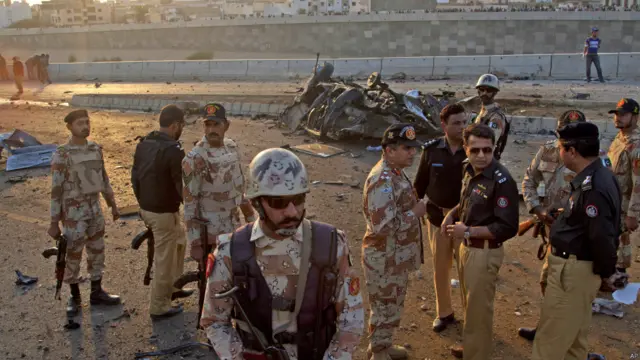 کراچی میں ہونے والے ایک خودکش حملے میں سی آئی ڈی کے سپرنٹنڈنٹ آف پولیس چوہدری اسلم سمیت تین پولیس اہلکار ہلاک اور متعدد زخمی ہوگئے ہیں