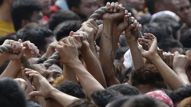 Berdesakan merebut tali pengangkut Black Nazarene