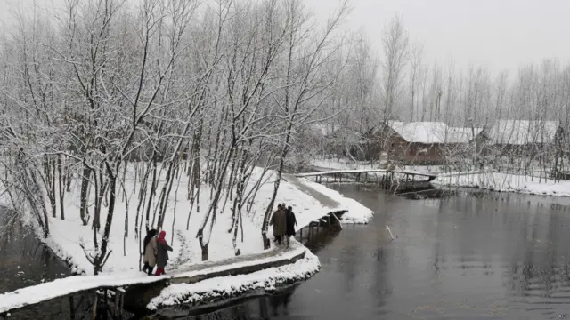 भारत प्रशासित कश्मीर में बर्फबारी