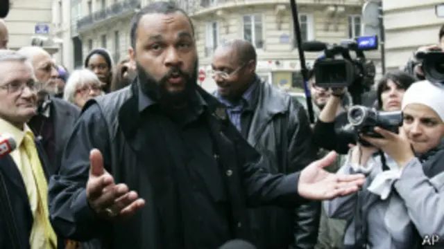 دخل ديودوني في صراع قضائي مع وزير الداخلية فالس بسبب عروض يسخر فيها من اليهود 