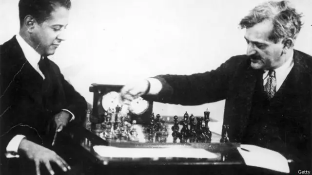 Хосе Рауль Капабланка (слева) и Эммануил Ласкер, 1923 год